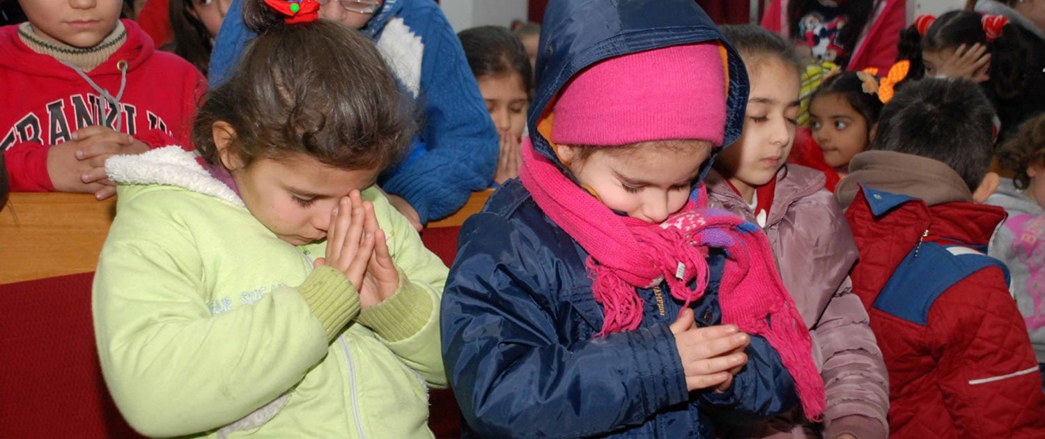 Syria - Children praying - Photo: VOMC